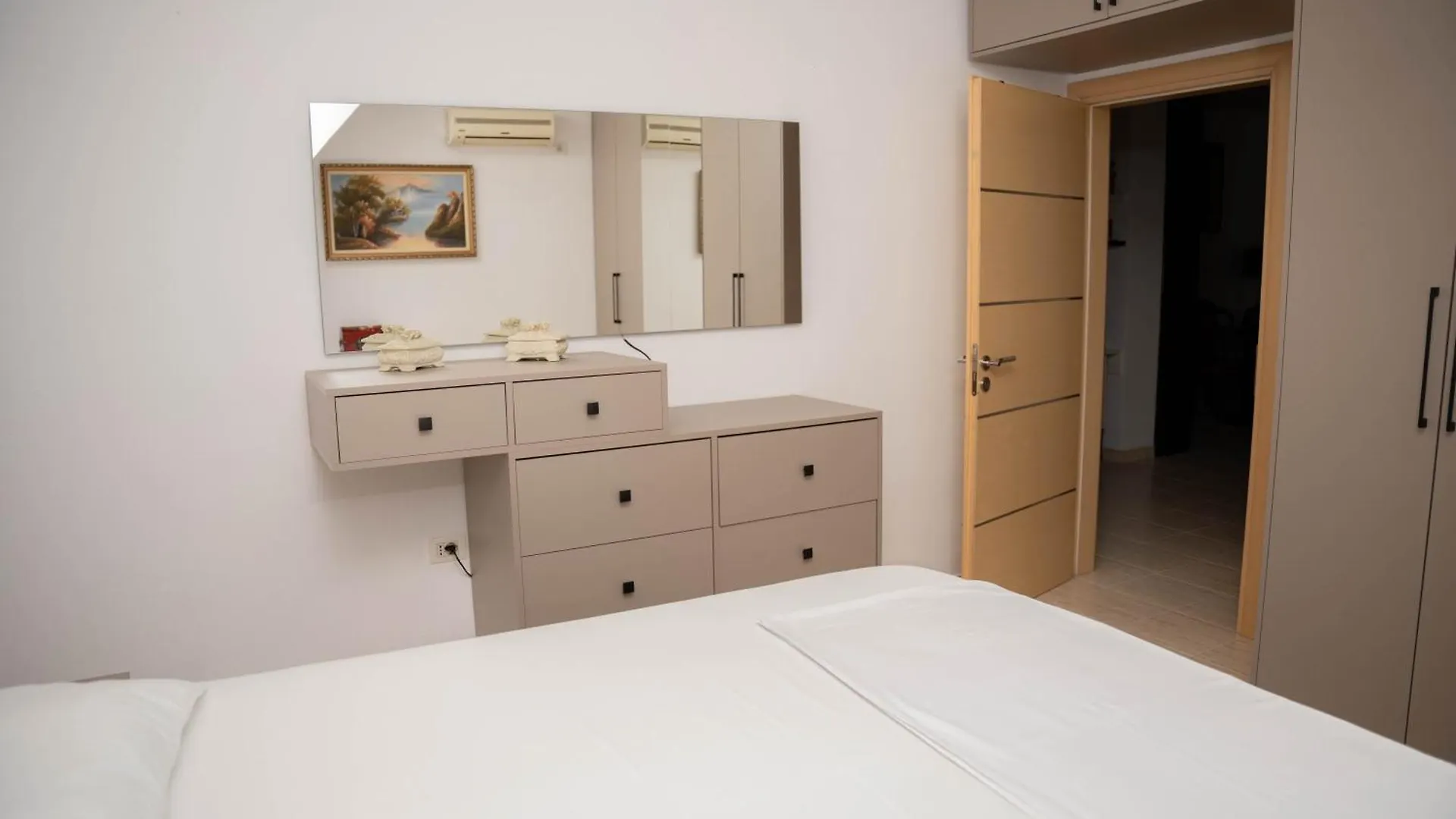Fia Rentals Tirana 49 - Top Floor Appartement